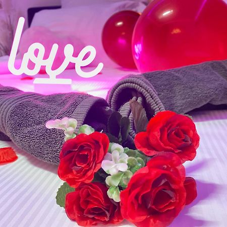 L'Escale Balneo'Romantique - Loveroom - Jacuzzi & Petit Dejeuner Villiers-sur-Marne Esterno foto